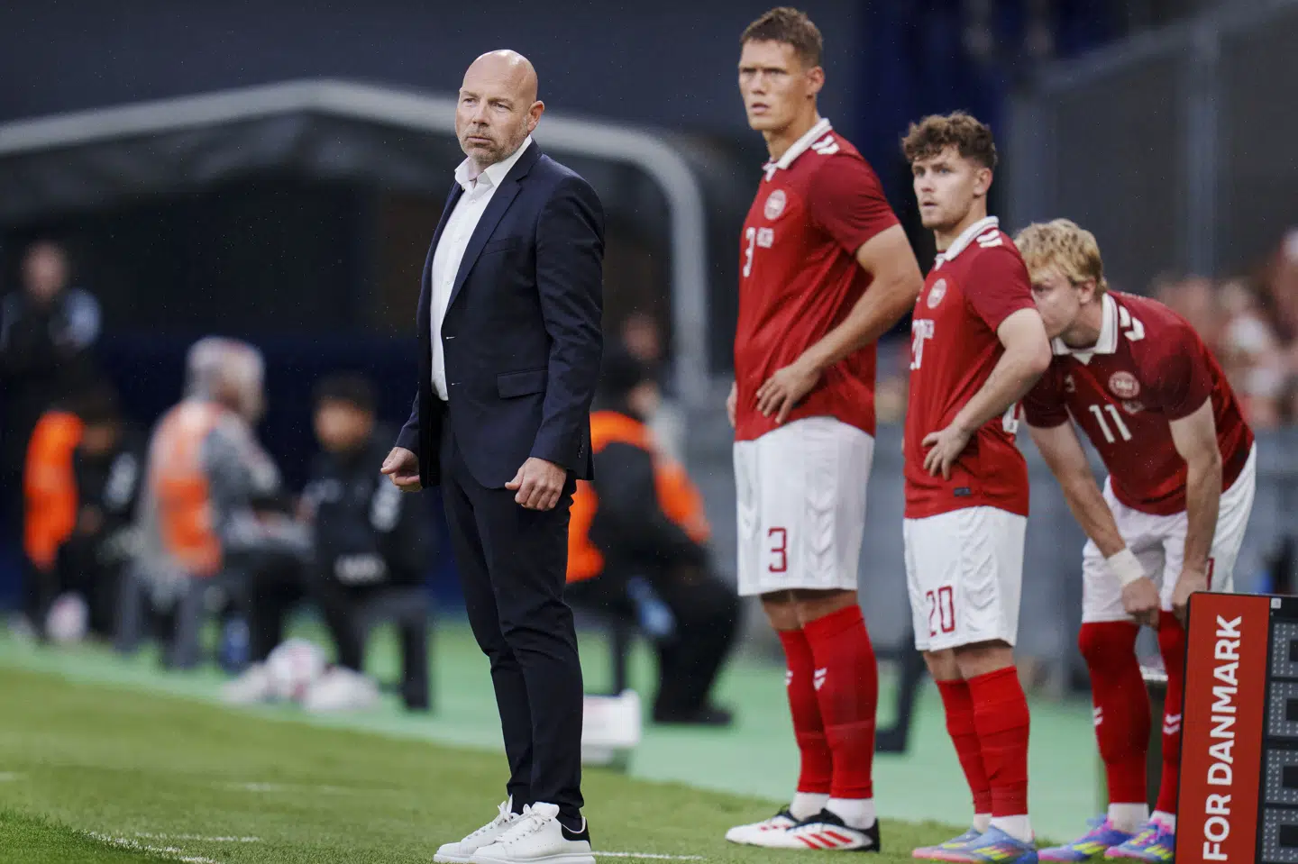 Landstræner Brian Riemer siger tak til Jannik Vestergaard for den "store indsats" på landsholdet. (Arkivfoto).