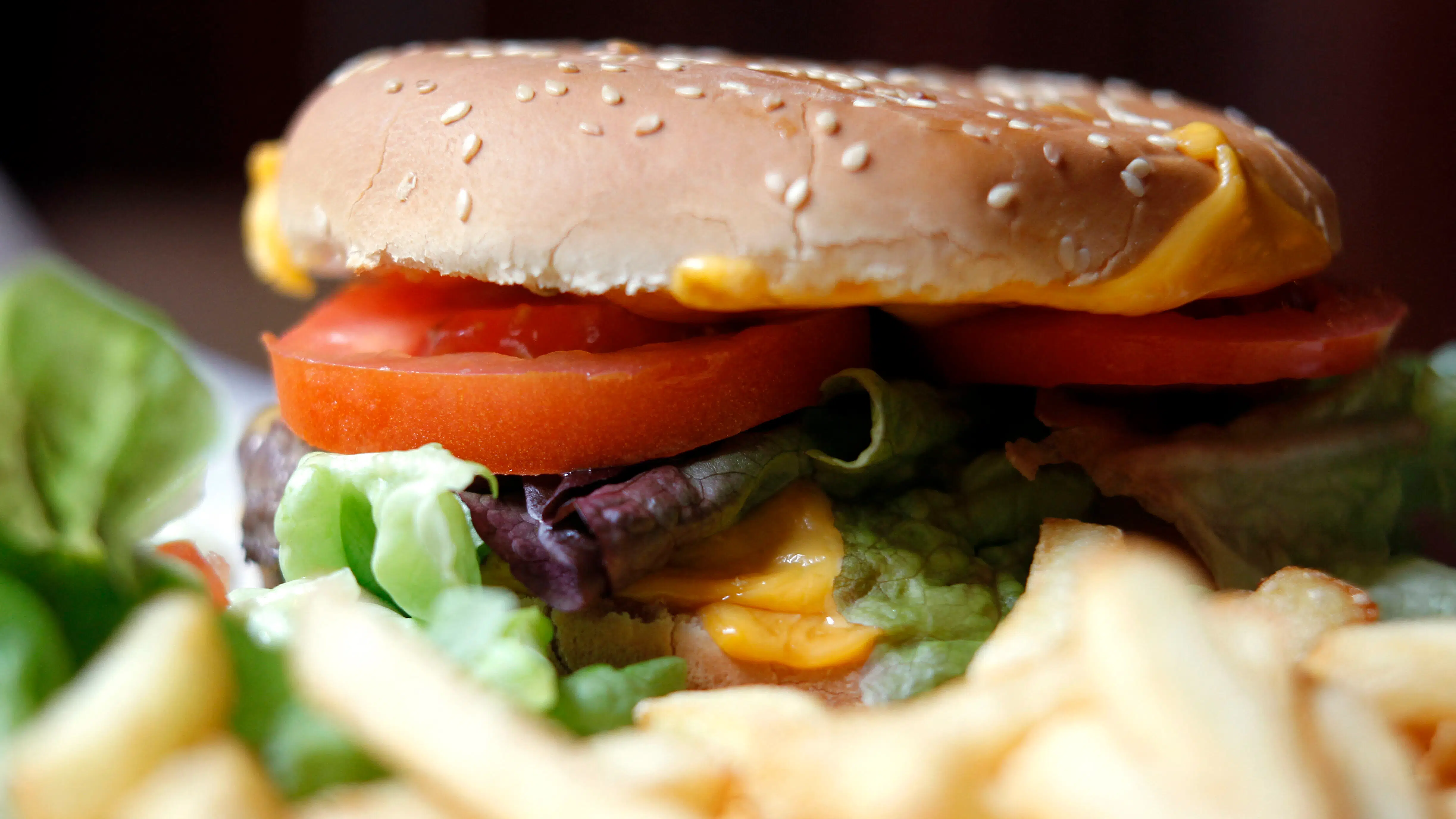 Medarbejderfest løb helt af sporet: Dømt for overfald på vagt og betjent