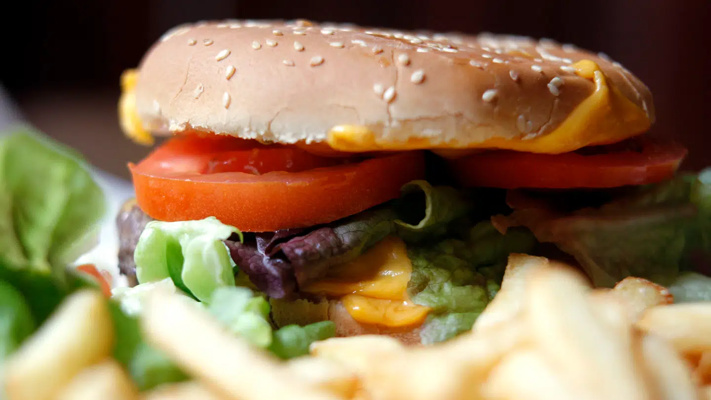 Arkivfoto. Burgeren på billedet er ikke fra Max Burgers.