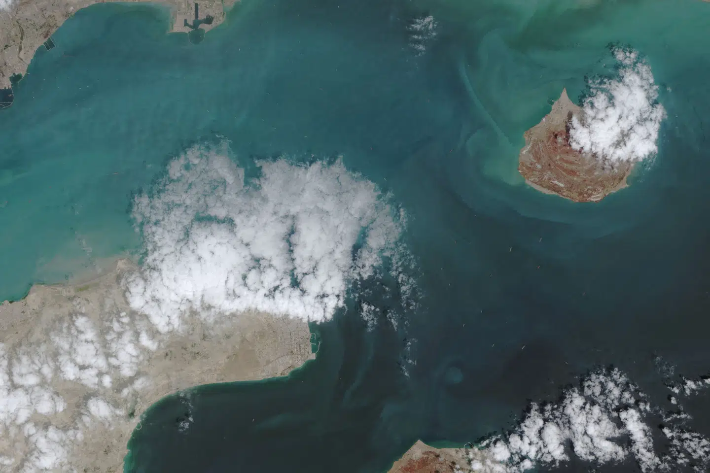 Hormuzstrædet mellem Iran og Den Arabiske Halvø er afgørende for transport af olie og naturgas fra en stribe lande omkring Den Persiske Golf til resten af verden. (Arkivfoto).