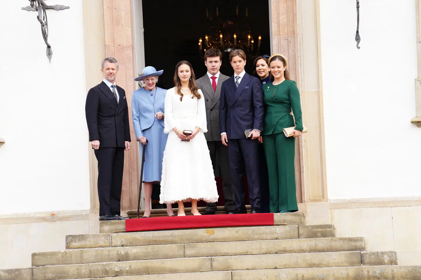 Prins Vincent og prinsesse Josephine bliver i dag klokken 11 konfirmeret. Sammen med tvillingerne står dronning Margrethe, kronprins Christian, prinsesse Isabella, dronning Mary og kong Frederik på hovedtrappen i Indre Slotsgård ved Fredensborg Slot.