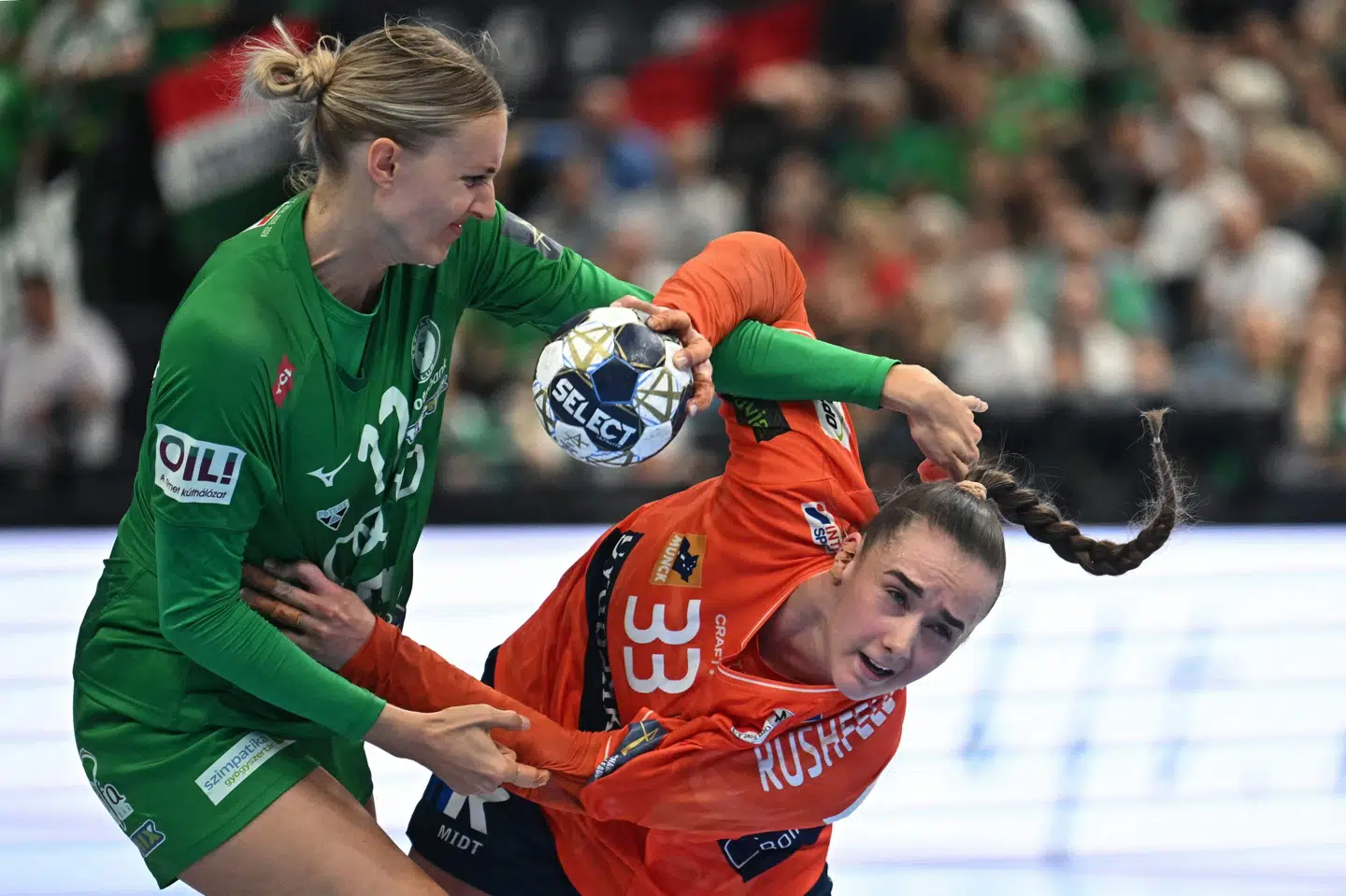 Kvartfinalen mellem Odense og Györ bliver en gentagelse af sidste sæsons Champions League-finale. Her er Odenses Thale Rushfeldt Deila i kamp med Györ-spilleren Kelly Dulfer, der tidligere var på kontrakt i København Håndbold.