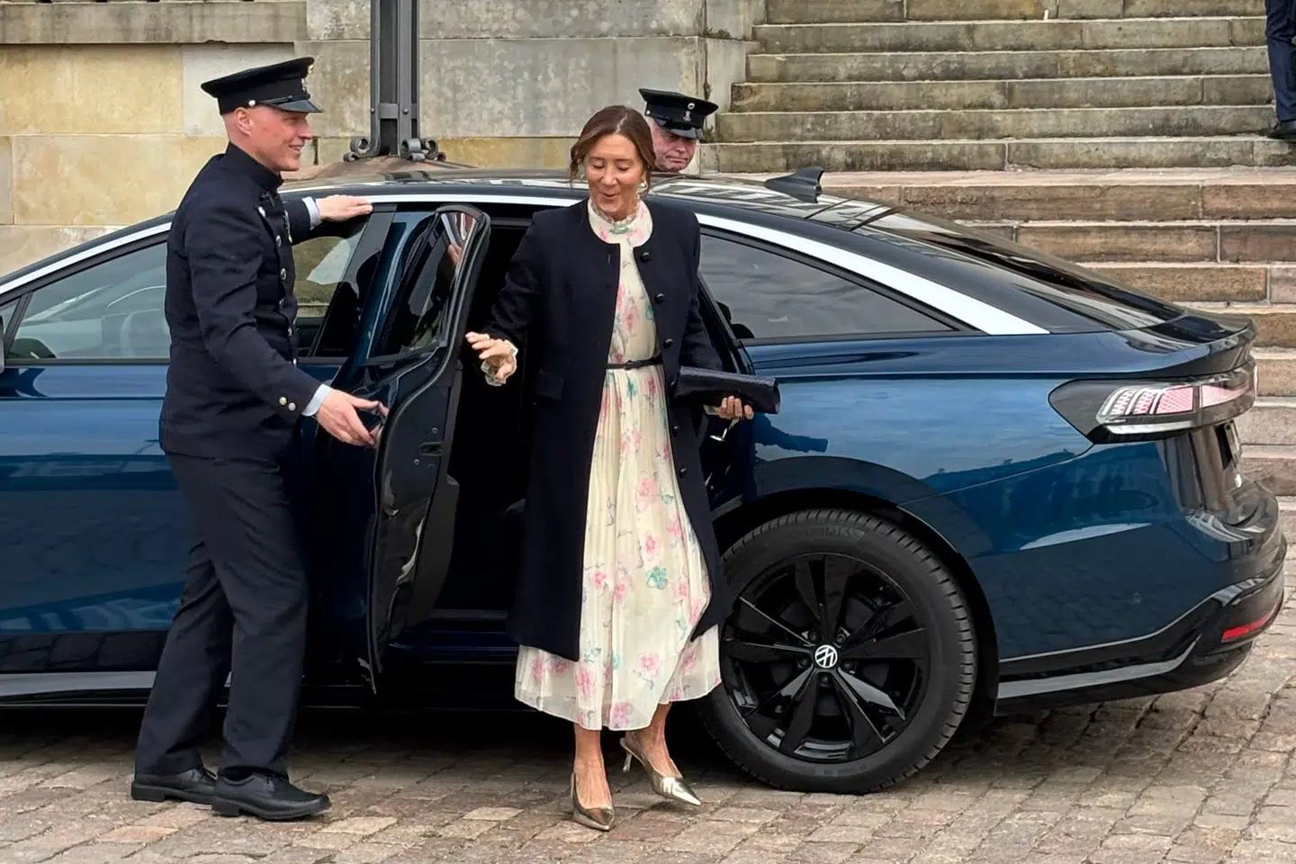 Marys søster Patricia Baily ankom i bil til tvillingernes konfirmation.