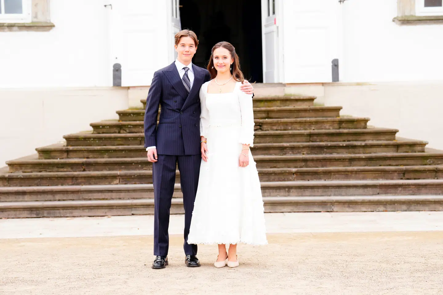 Prins Vincent og prinsesse Josephine i Indre Slotsgård foran Fredensborg Slotskirke.
