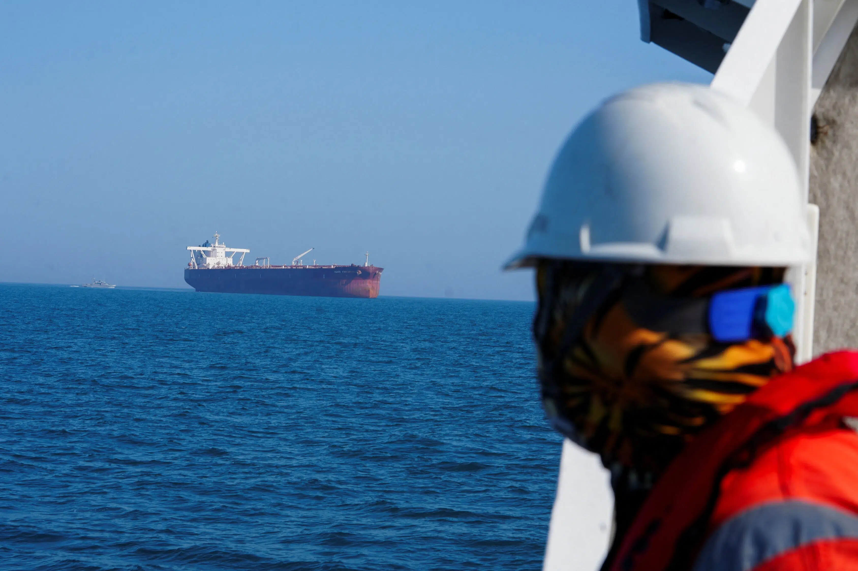 Flere skibe melder om beskydning i Hormuzstrædet