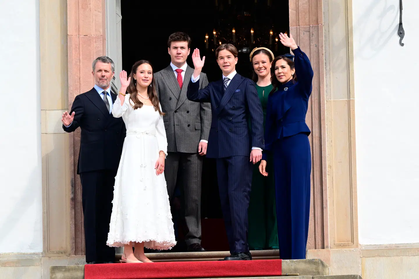 Her på trappen ind til Fredensborg Slotskirke stod prins Vincent sammen med sin kongelige familie og blev fotograferet inden indgangen – hvor han pludselig gav sig til at række tunge af pressen.