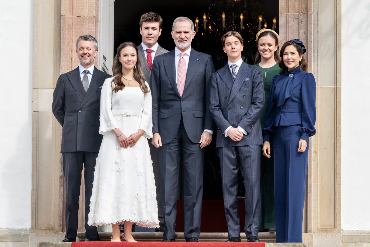 Den spanske kong Felipe er fadder for prins Vincent og stillede pænt op til fotografering med resten af kongefamilien under den officielle ankomst til konfirmationen i Fredensborg Slotskirke.