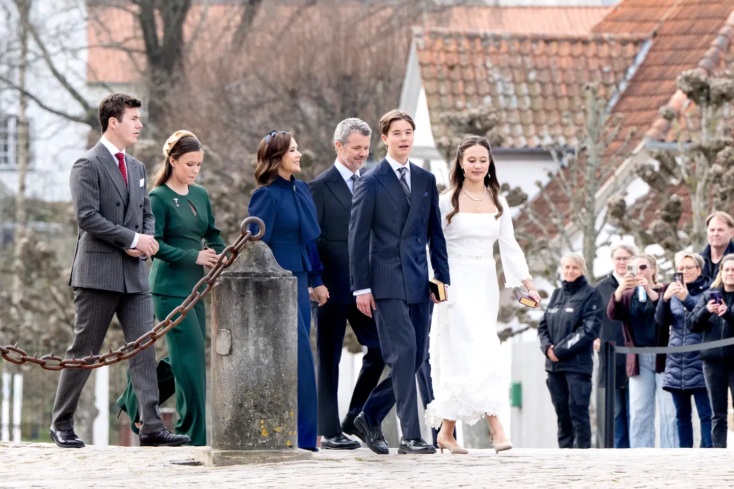 De to konfirmander, prins Vincent og prinsesse Josephine, fulgtes med familien – kong Frederik, dronning Mary, kronprins Christian og prinsesse Isabella – fra den royale residens i Kancellihuset nær ved til konfirmationen i Fredensborg Slotskirke lørdag 18. april.