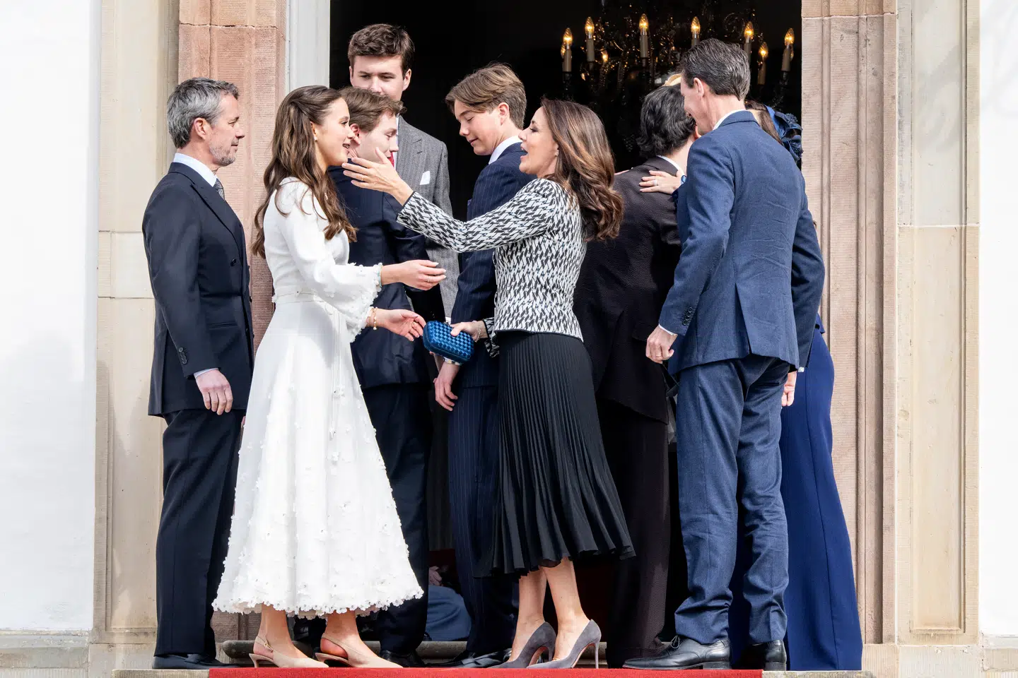 Prinsesse Marie er fadder for prinsesse Josephine og gav hende et stort klem og et kys, da prins Joachim og familien ankom til konfirmationen i Fredensborg Slotskirke.