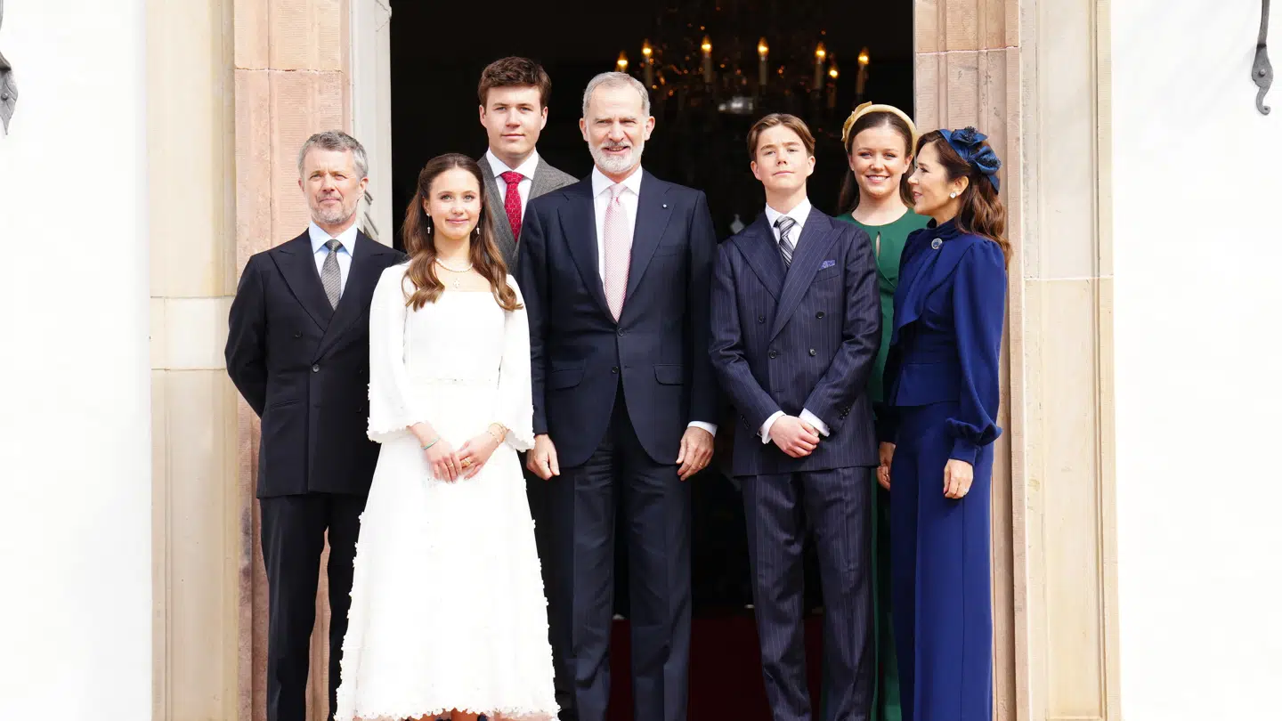 Den spanske konge Felipe, der ses med det lyserøde slips, når nærmest ikke at få hovedretten serveret til den royale konfirmation lørdag, da han skal retur til Spanien for at overvære et fodboldopgør.