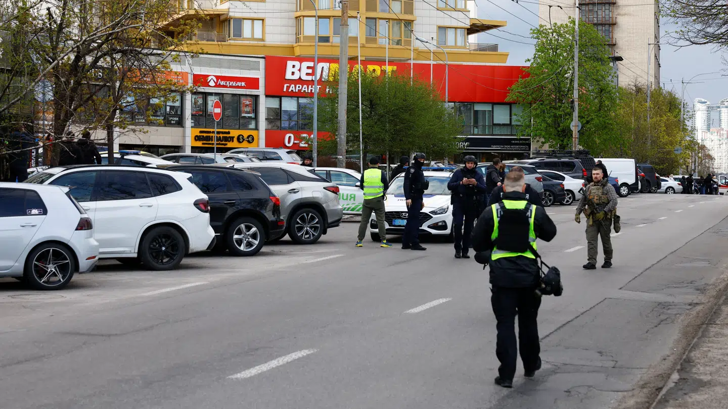 Politi er til stede ved stedet, hvor et skyderi fandt sted lørdag i Kyiv.