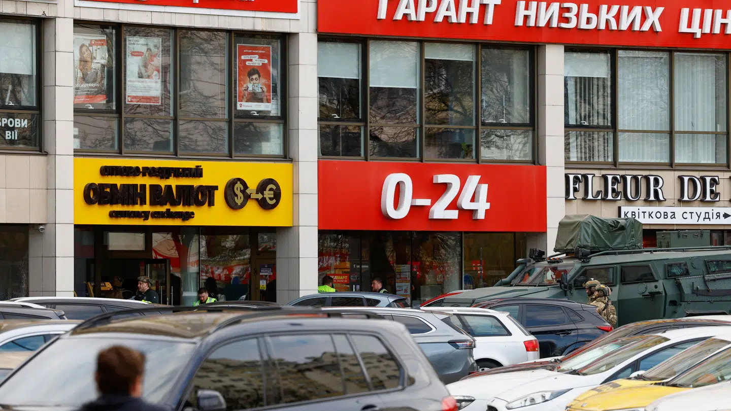 Politiet til stede ved stedet, hvor et skyderi fandt sted lørdag i Kyiv.