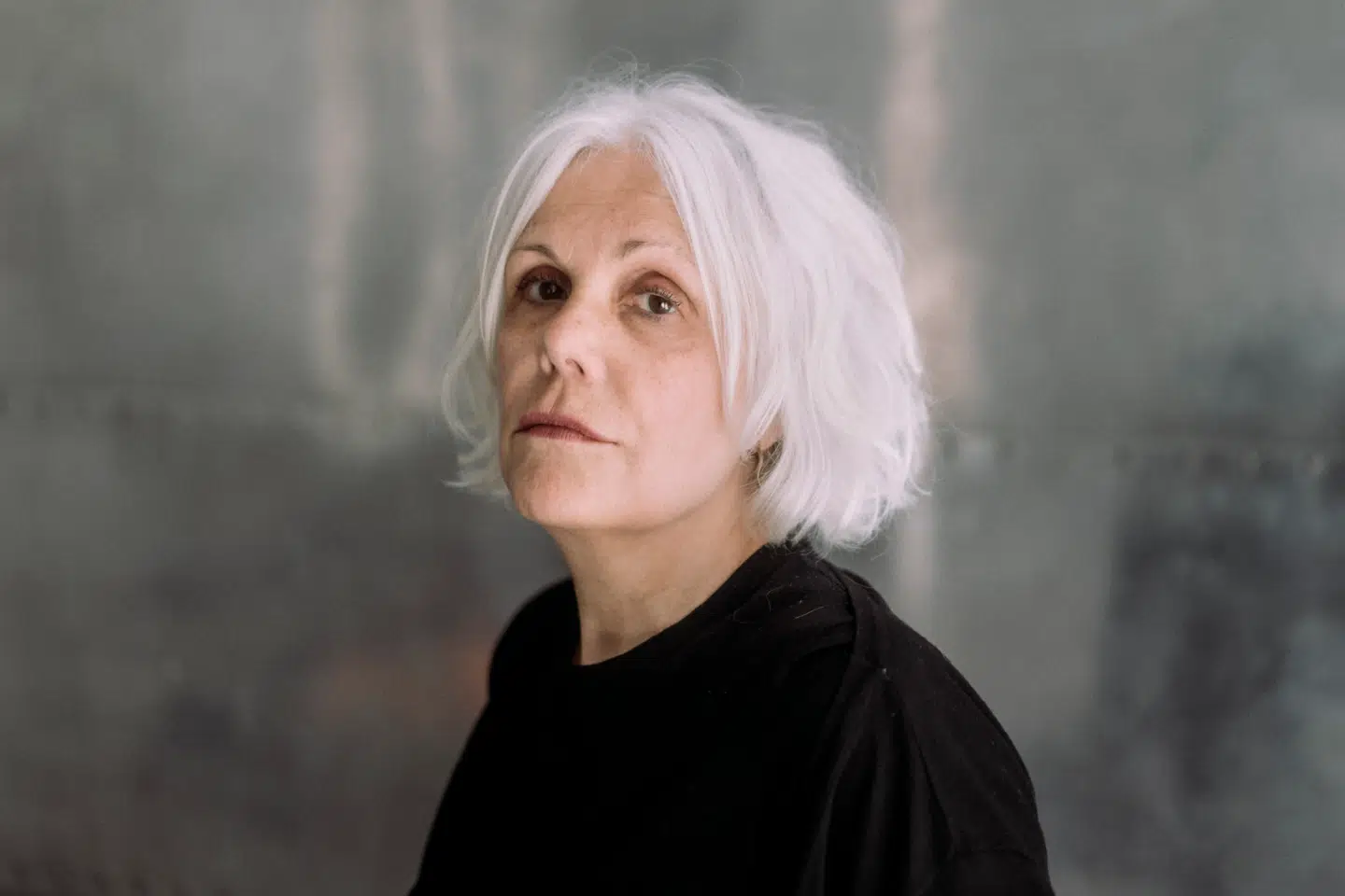 Christina Hesselholdt er uddannet fra Forfatterskolen og debuterede i 1991 med »Køkkenet, gravkammeret & landskabet«. Hun har modtaget en lang række udmærkelser, herunder Det Danske Akademis Den Store Pris.