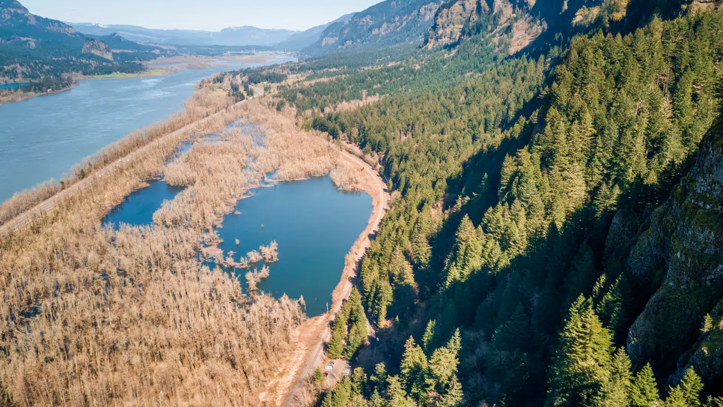 Colombia floden i delstaten Oregon, hvor et hold dykkere trak bilvraget op af familiens bil. Politiet trak den savnede familiens bilrester op i byen Cascade Locks.