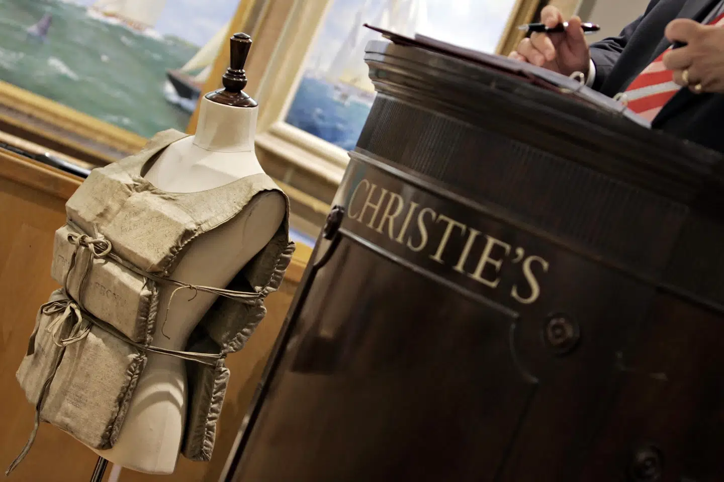 Billedet er fra auktion i 2007 og viser redningsvest, der på Titanic blev båret af Laura Mabel Francatelli, der overlevede ulykken, hvor skibet sank. Lørdag er redningsvesten på ny auktion blevet solgt til en højere pris end ventet. (Arkivfoto).