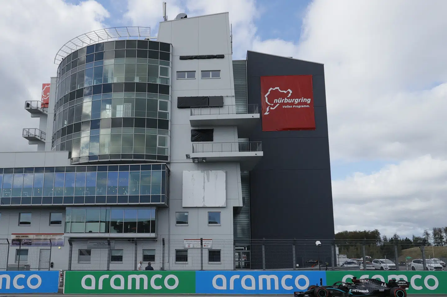 Billedet er fra 2020, hvor Lewis Hamilton ses under sejr i grandprix på racerbanen Nürburgring. Ulykke har lørdag ramt under kvalifikation til 24-timers løb på banen. (Arkivfoto).