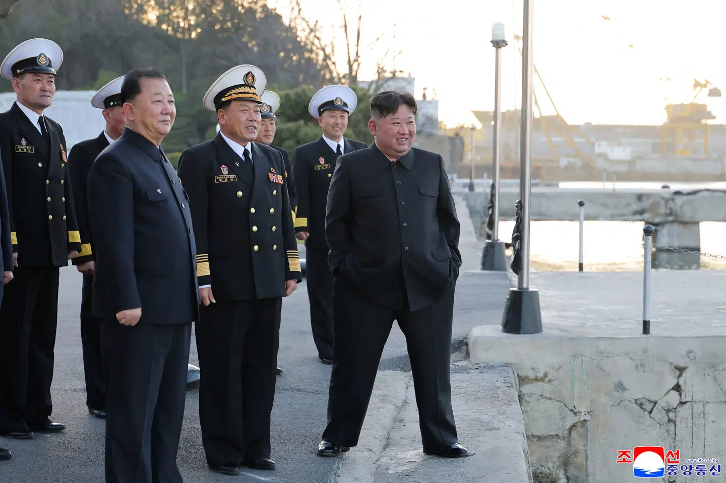 Nordkoreas leder, Kim Jong-un, overværede tidligere i april prøveaffyring af et strategisk krydsermissil. Ifølge Reuters har Nordkorea fire gange i april foretaget prøveaffyringer af missiler. (Arkivfoto).