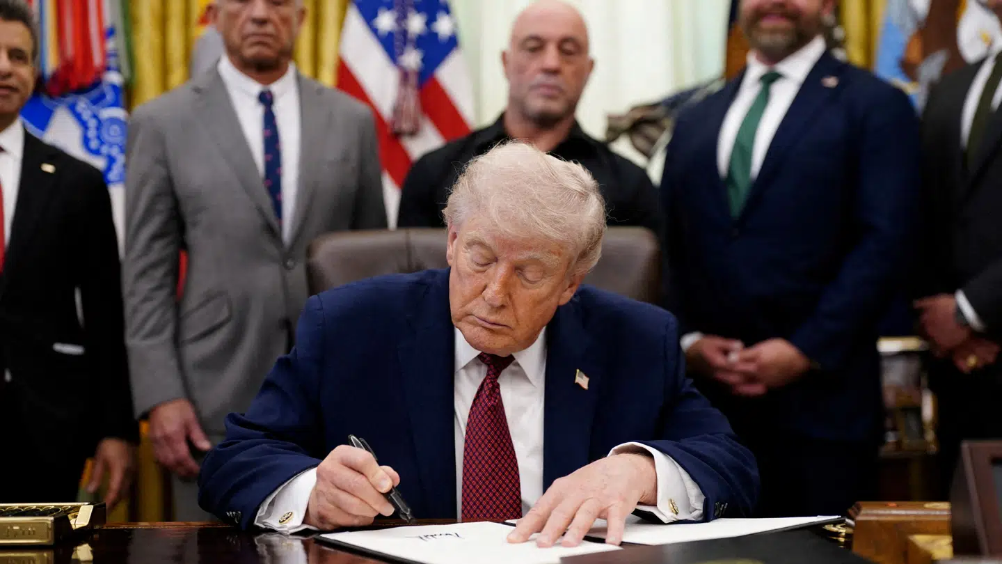 USAs præsident, Donald Trump, havde blandt andre podcasteren Joe Rogan med inde i Det Ovale Kontor, da han lørdag 18. april 2025 underskrev et dekret, som skal løsne grebet om psykedeliske stoffer og give forskere bedre mulighed for at undersøge deres potentiale i psykiatrien.