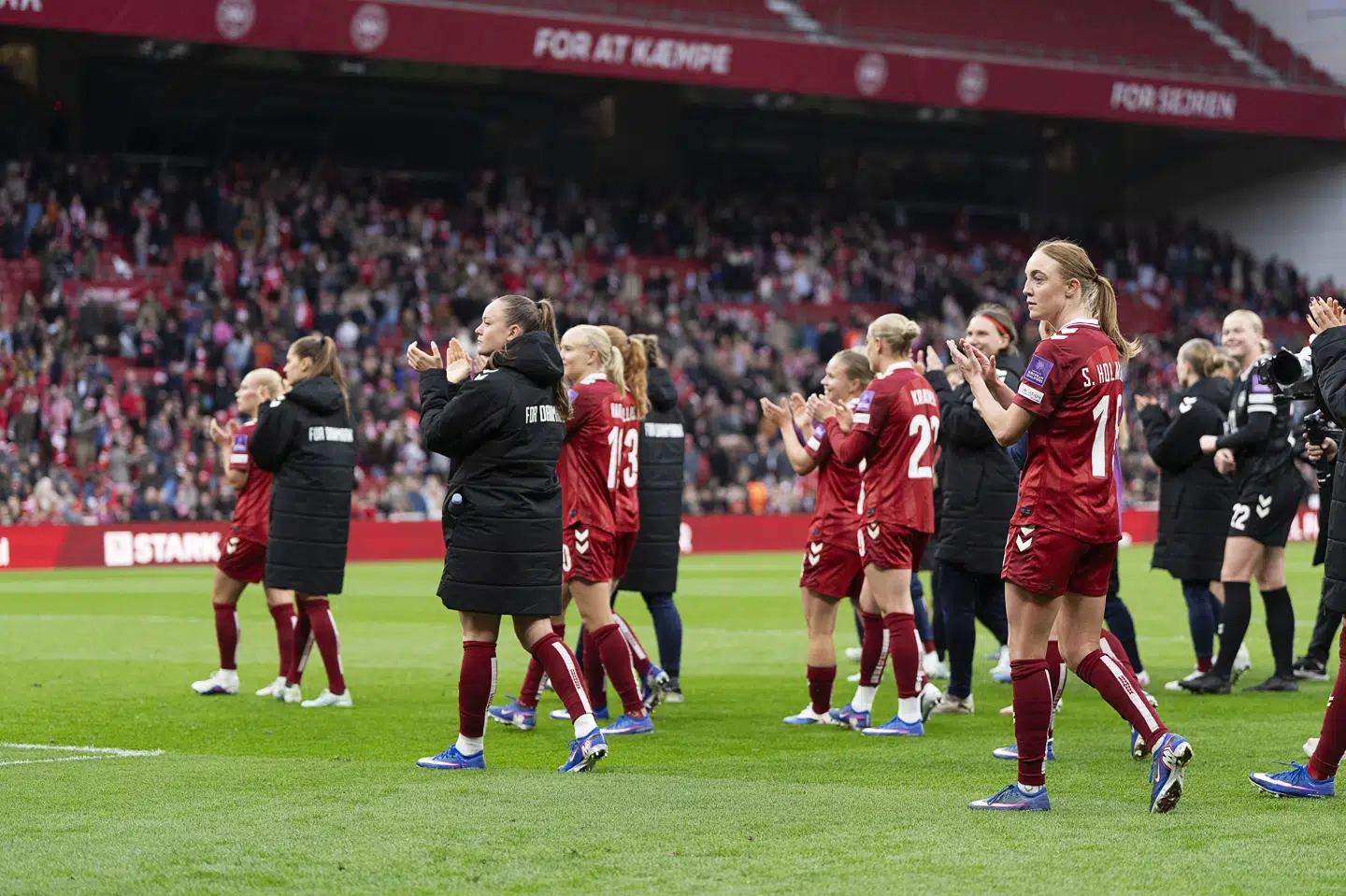 Godt 12.000 tilskuere fandt lørdag vej til Parken, hvor Danmark spillede 0-0 med Italien i VM-kvalifikationen.