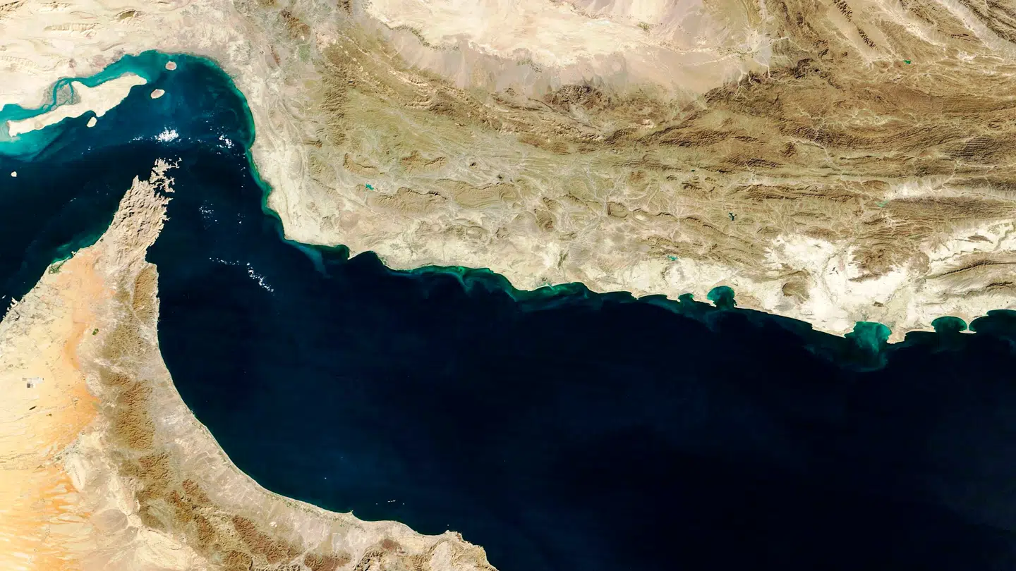 Hormuzstrædet er ekstremt vigtigt for verdensøkonomien, idet en meget stor del af verdens samlede olie- og gasforbrug normalt passerer gennem det smalle stræde.