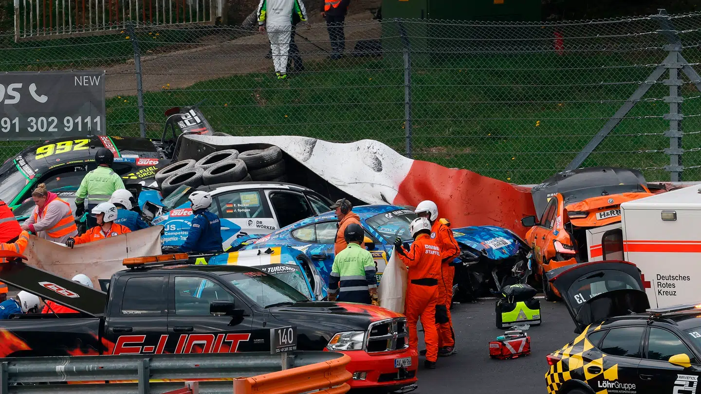 Syv biler var involveret i en kæmpe ulykke i Nürburgring.