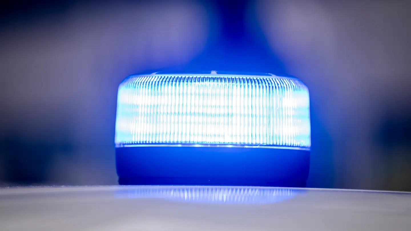 Et lille barn blev fredag kørt over af en bil ved en legeplads syd for Flensborg.