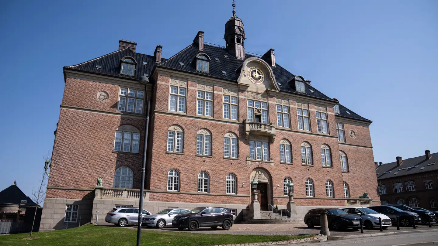 Det er i Retten i Aarhus, at grundlovsforhøret søndag formiddag går i gang.