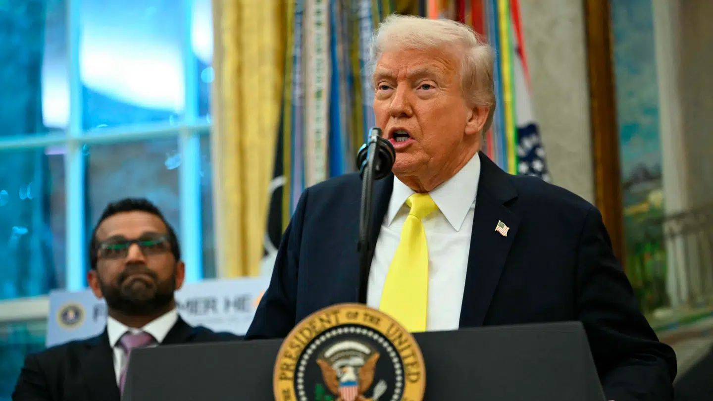 Kash Patel, der står i baggrunden ved et af Trumps pressekonferencer tilbage i oktober 2025.