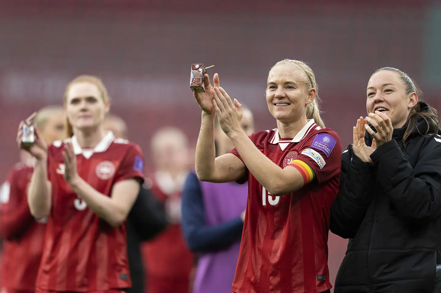 Pernille Harder og Janni Thomsen takker tilskuerne efter 0-0-kampen mod Italien i Parken.
