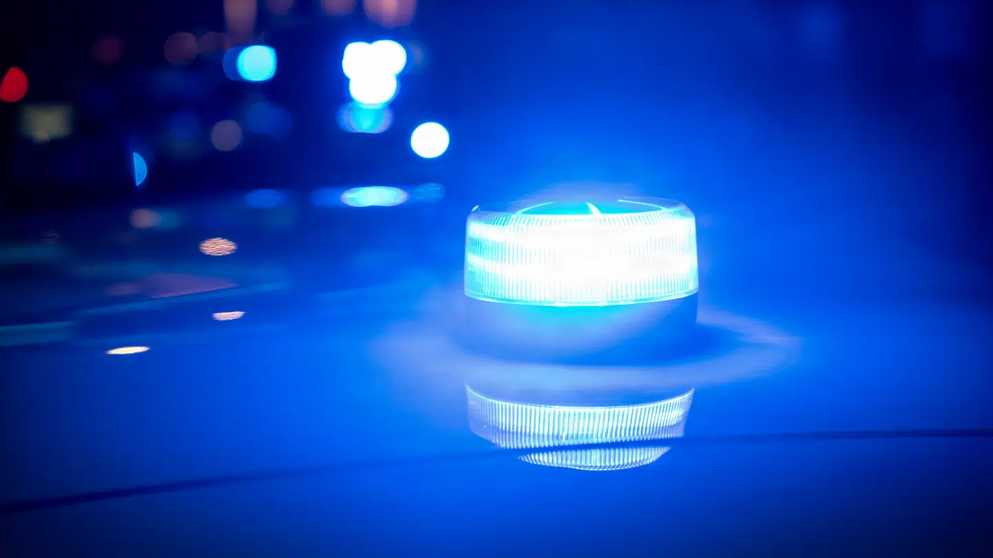 En 16-årig dreng blev ramt af et metrotog, da han gik rundt på skinnerne.