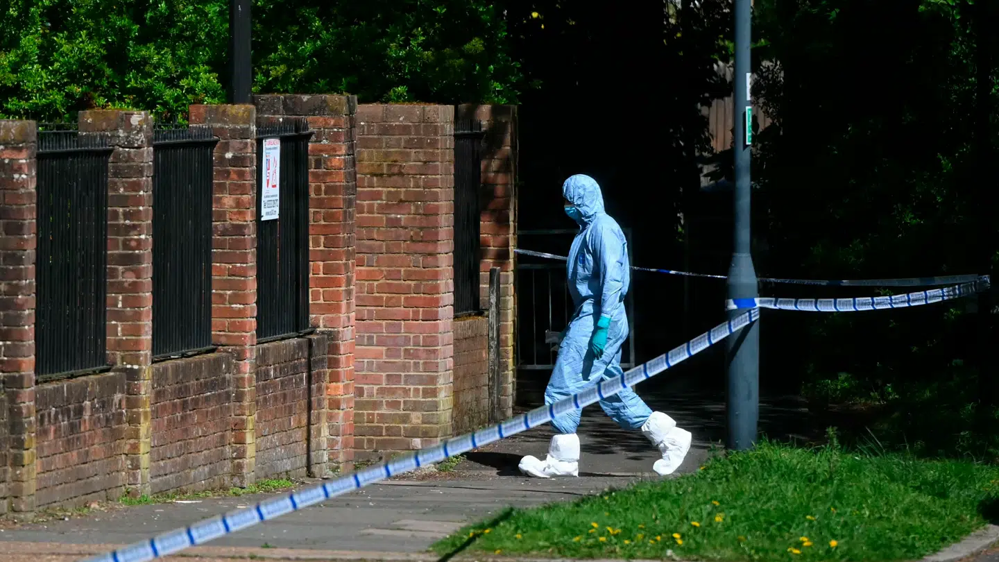 En kriminaltekniker arbejder inden for en afspærring, der er oprettet nær synagogen i det nordvestlige London.