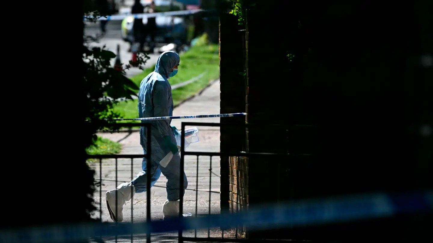 Kriminalteknikere har søndag været i gang med at undersøge området nær synagogen i det nordvestlige London.