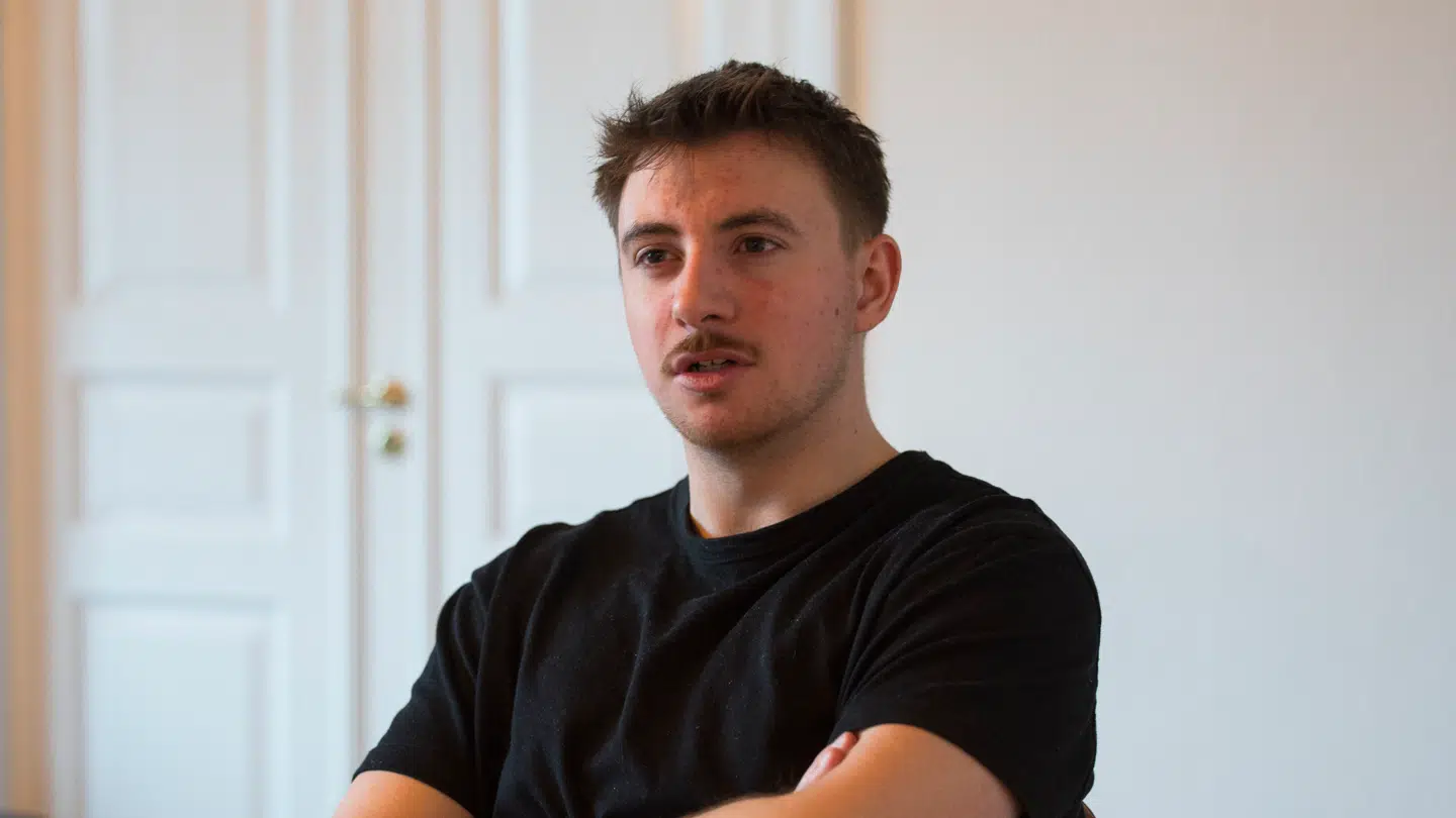 Samuel Bruus Halds kæreste advarer nu om falske opslag om deres forhold på sociale medier.