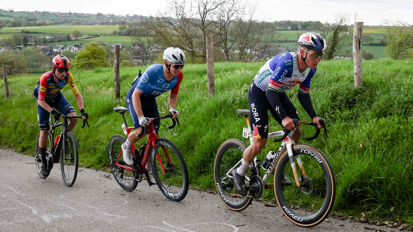 Remco Evenepoel (forrest) og Mattias Skjelmose (bagest) var klart de to stærkeste i Amstel Gold Race. Romain Gregoire (i midten) blev kørt agterud inden finalen.
