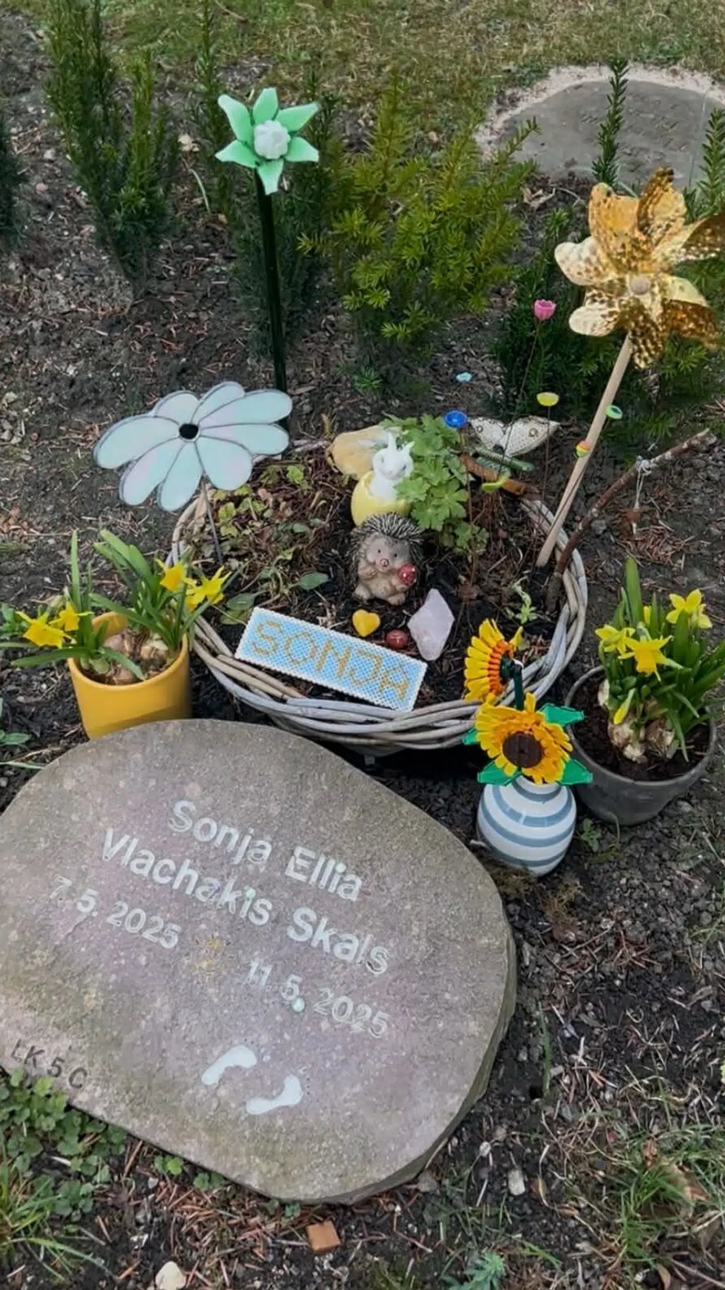 Sådan her så børnegraven ud, efter Sandra Vlachakis havde fjernet en masse genstande