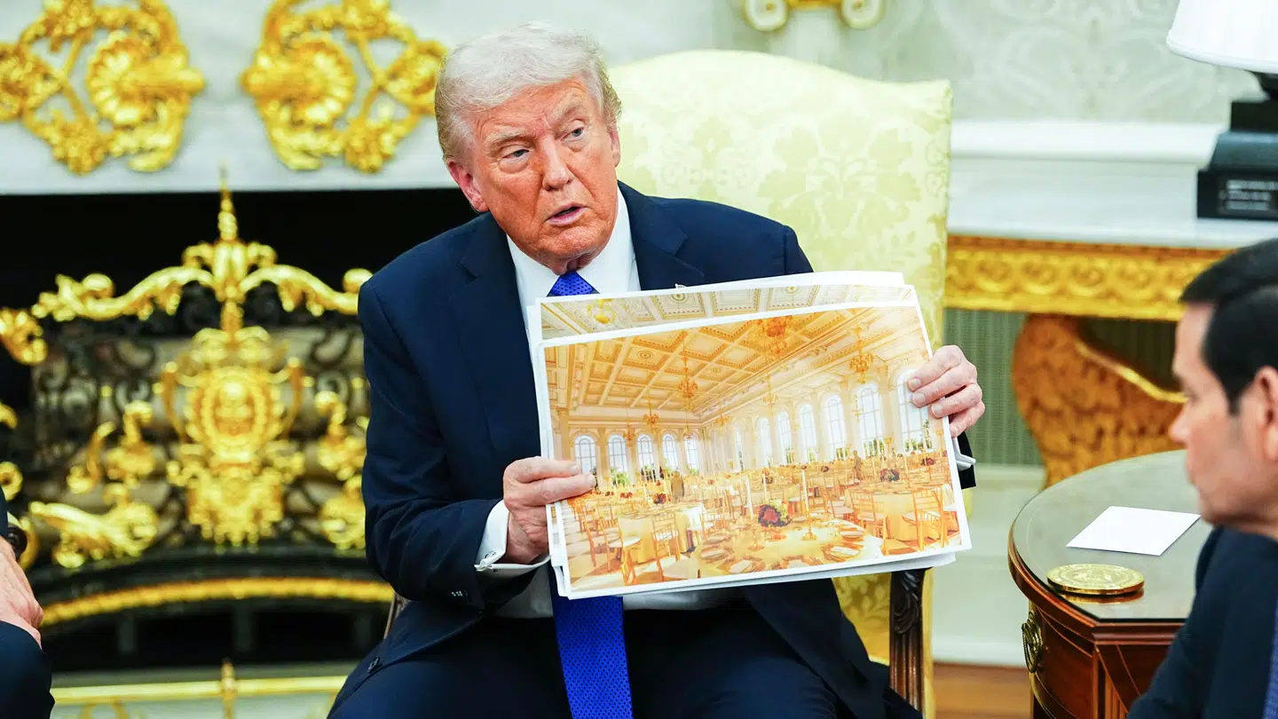 Donald Trump fotograferet ombord på Air Force One i marts i år, hvor han talte med journalister om sit storstilede byggeprojekt.