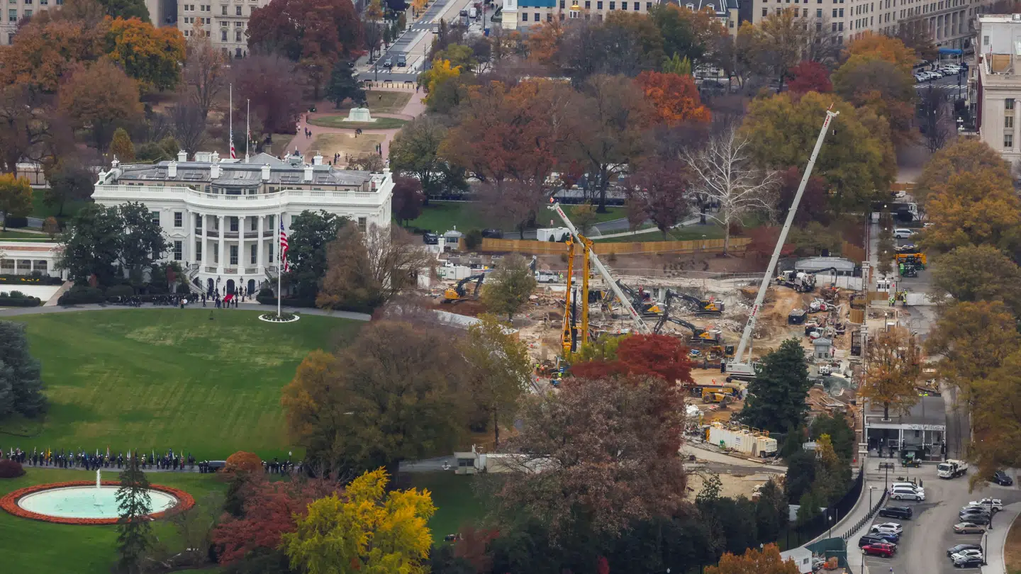 Et luftfoto af Det Hvide Hus viser, hvordan håndværkerne allerede er godt i gang med at omdanne Det Hvide Hus.