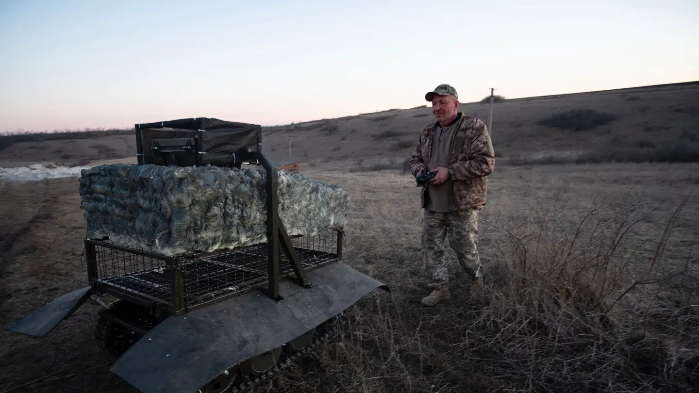 Ubemandede køretøjer, droner og robotsystemer vinder frem. Her en ukrainer, der tester et ubemandet køretøj i marts på en ikkeoplyst lokation.