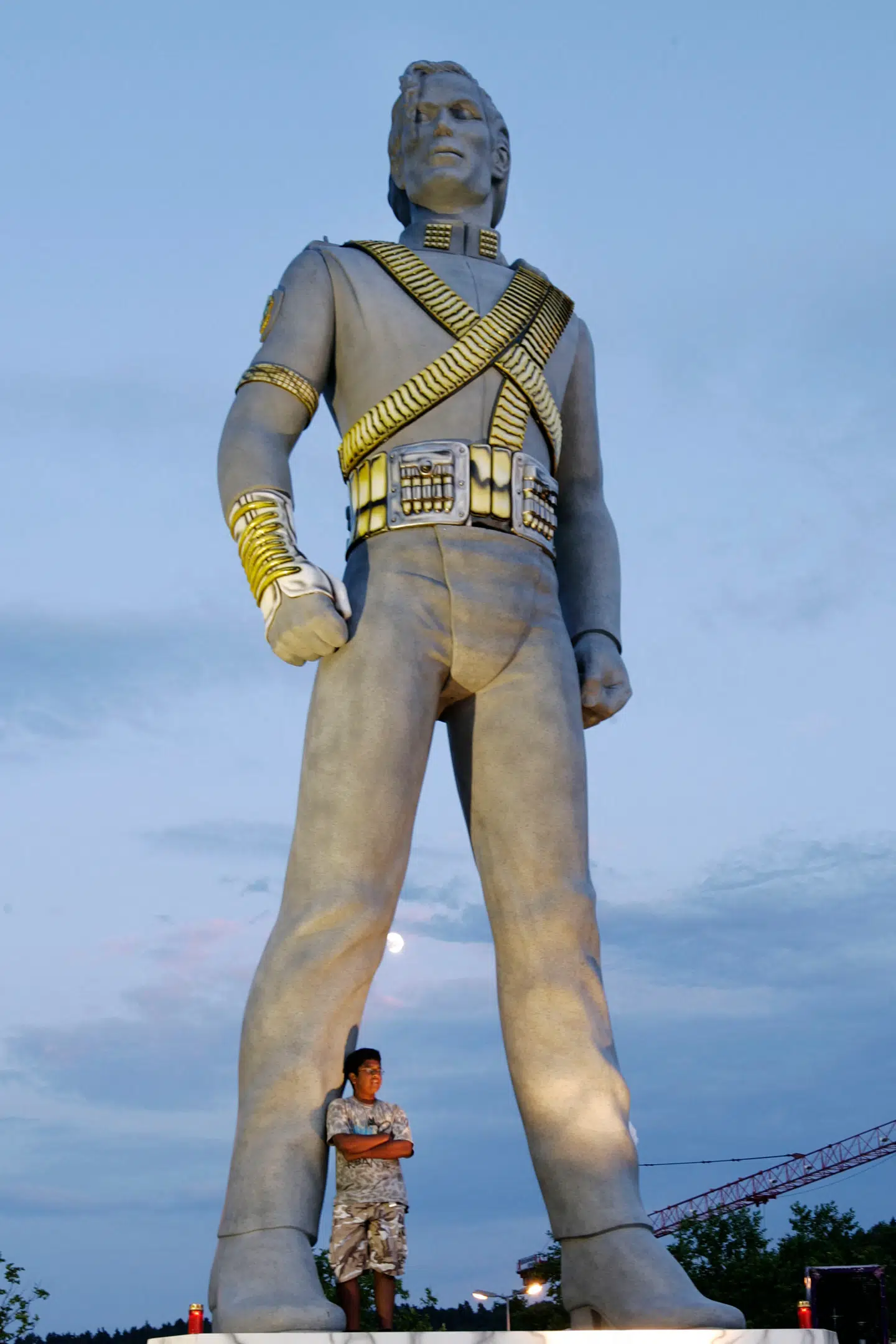 En af de store statuer, der tilbage i 90'erne blev fremstillet af popikonet.