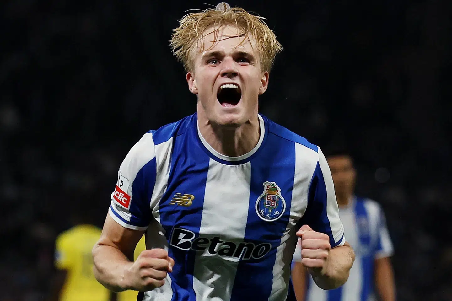 FC Portos Victor Froholdt fejrer sin scoring til 2-0 mod bundproppen Tondella.