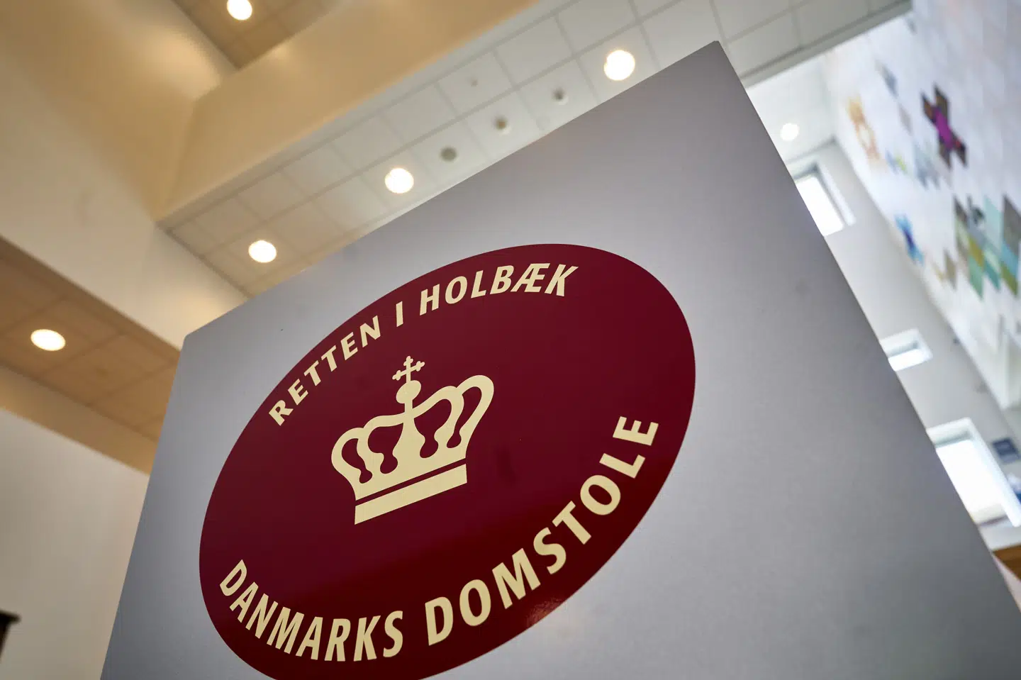 Retten i Holbæk har afsat syv dage til en retssag mod en 32-årig mand, der er tiltalt for blandt andet røverier, voldtægt og afpresning. (Arkivfoto).