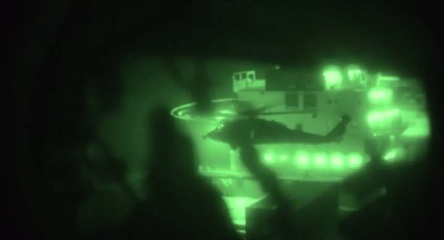 Her ses en helikopter over det iransk-flagede skib den 20. april, før marinesoldater rappellerer ned på skibet. Billedet er fra en video, som Centcom har delt.