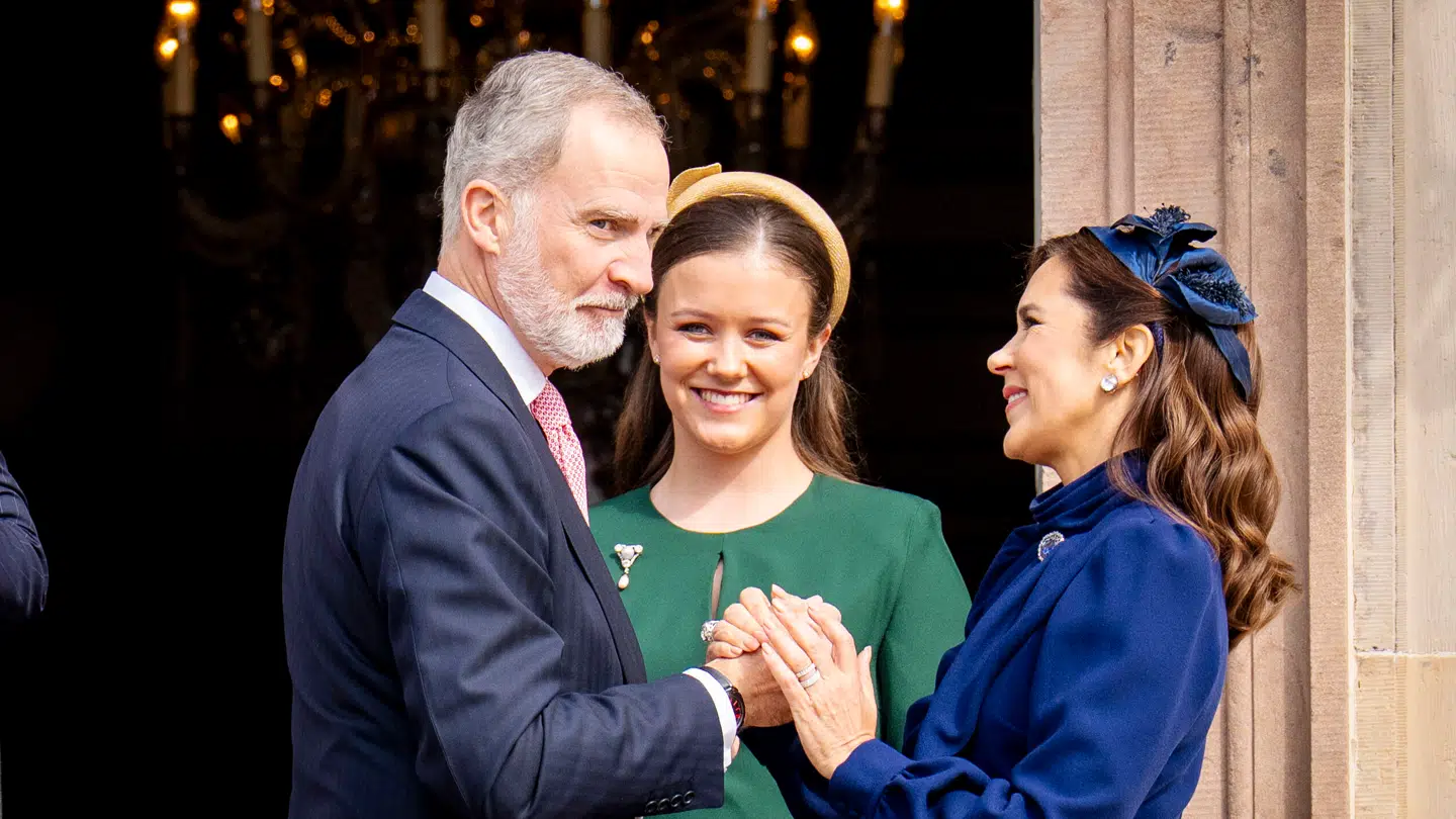 Dronning Mary hilser på den spanske kong Felipe i forbindelse med prins Vincents og prinsesse Josephines konfirmation i Fredensborg Slotskirke lørdag den 18. april 2026. (Foto: Ida Marie Odgaard/Ritzau Scanpix)