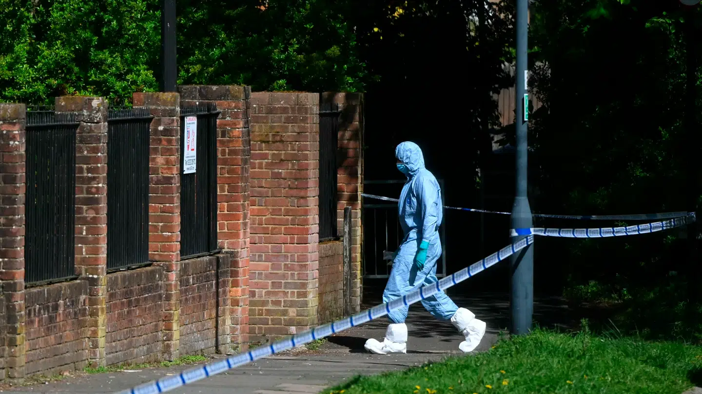 En kriminaltekniker arbejder inden for en afspærring, der er oprettet nær synagogen i det nordvestlige London.