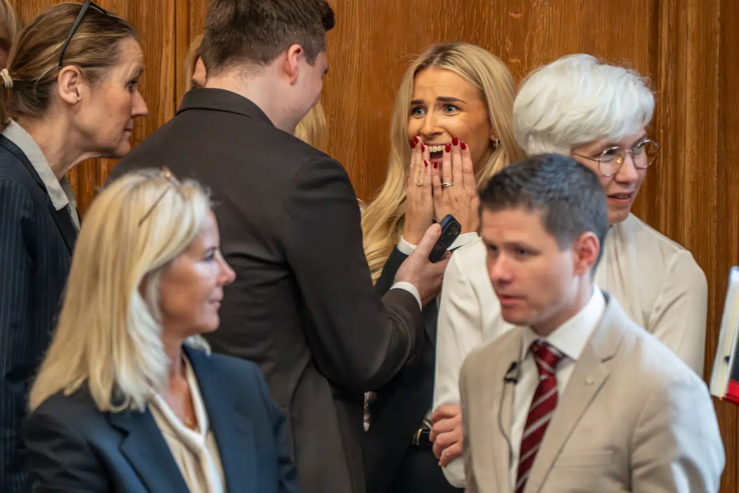 »Vi unge har indset, at vi er minoritetsaktionærer i et Danmark, hvor bestyrelsen helst udbetaler udbytte til sig selv,« skriver Martha Falkesgaard Nybroe. Her ses dele af det nyvalgte folketing i Folketingssalen. Foto: Søren Bidstrup