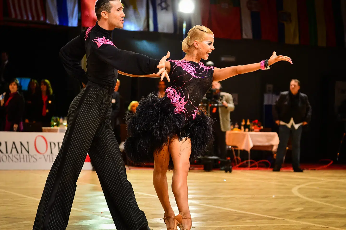 Bjørn Bitsch og australskfødte Ashli Williamson er sammen med et andet par idømt fængsel og millionbøder for svindel med coronakompensation. Her ses Bitsch og Williamson under verdensmesterskaberne i Østrig i 2013, da de vandt deres fjerde ud af i alt ti verdensmesterskaber. (Arkivfoto).