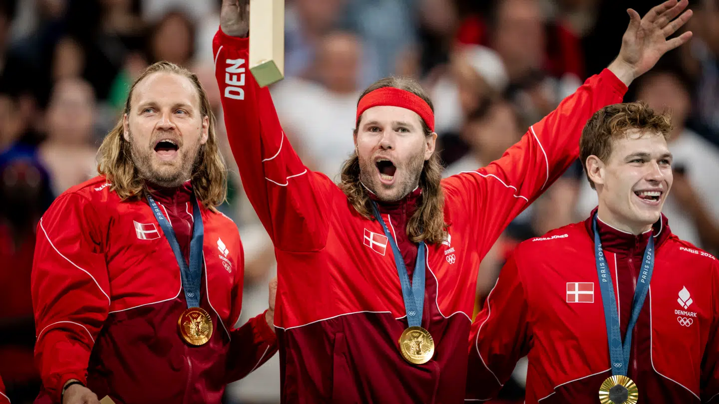 Henrik Møllgaard ses her yderst til venstre efter OL-finalen i 2024, hvor Danmark vandt guld.