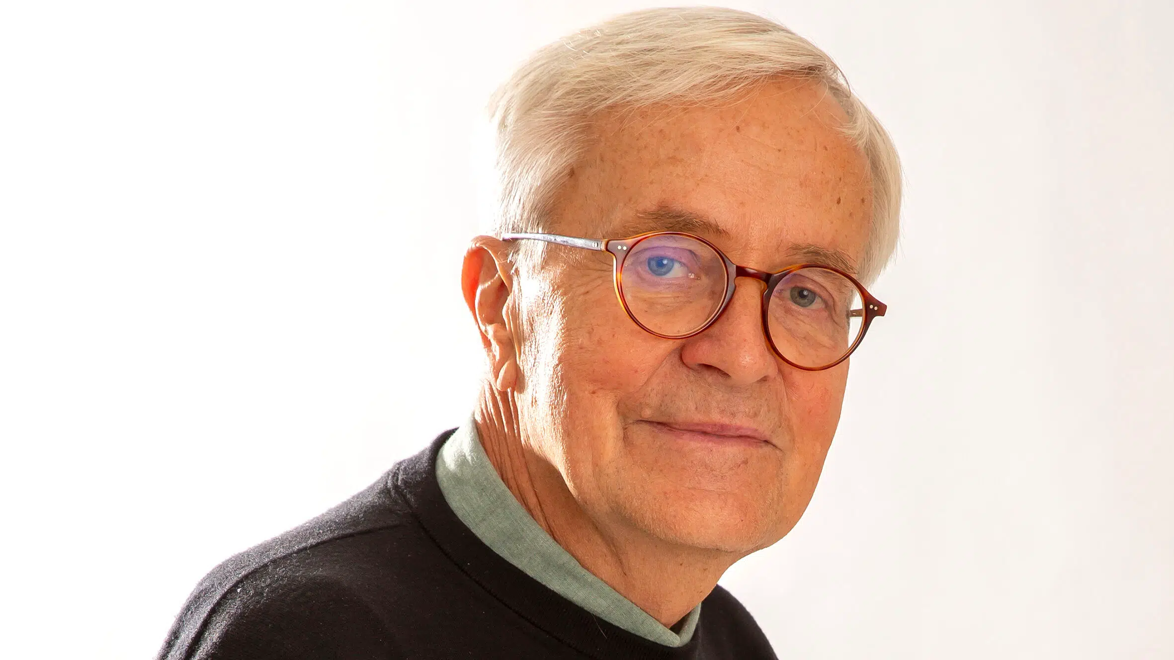 73-årige Tom fortæller om impotens og inkontinens i 'Hotel romantik': 'Man kan godt være intim uden sex'