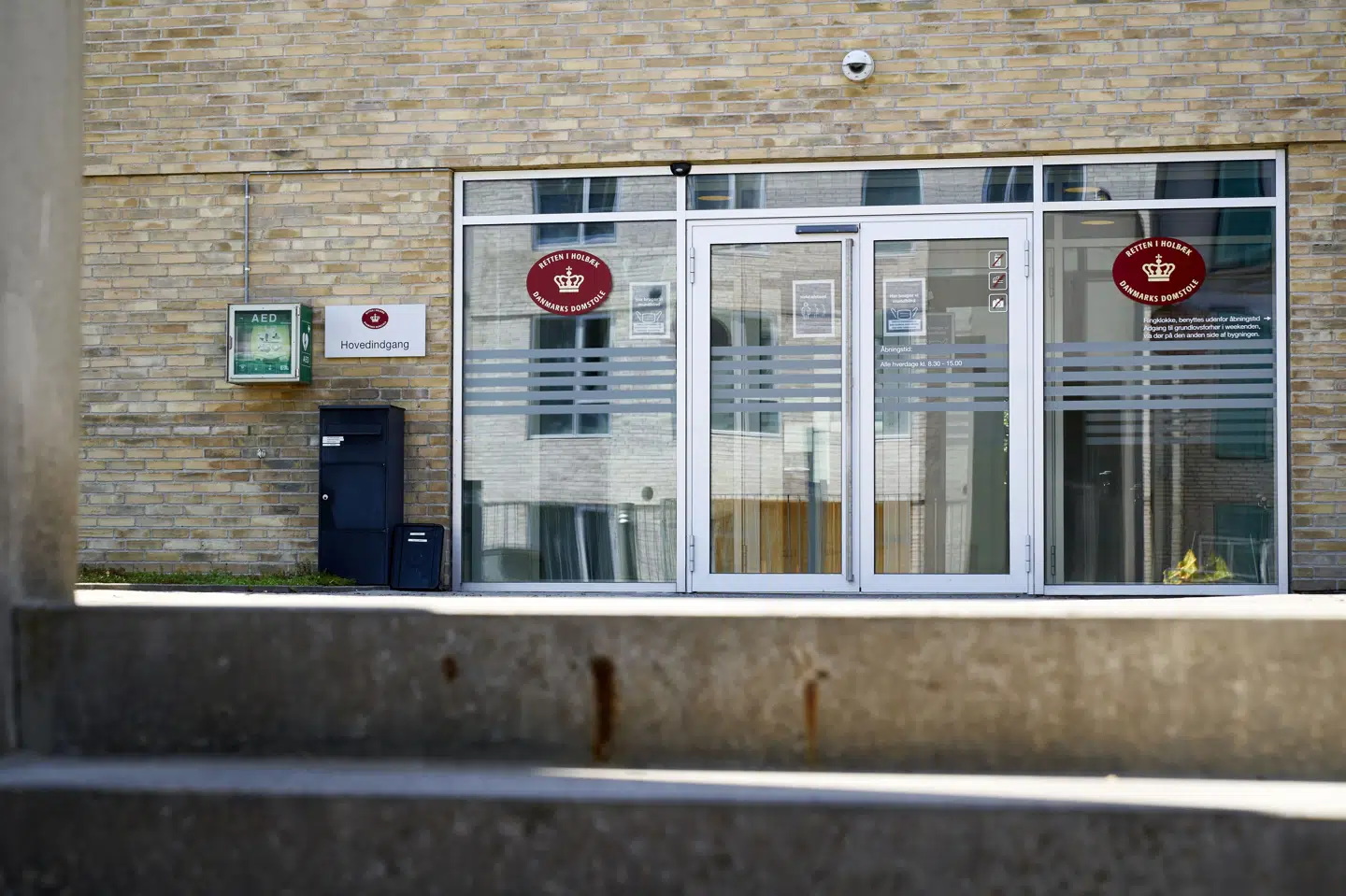 En 32-årig mand er tiltalt ved Retten i Holbæk i sag om knap to ton hash og en stribe kontaktbedragerier. Sagen indledes 29. april. (Arkivfoto).