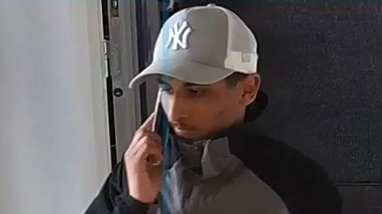 Politi efterlyser mand: Stjal tusindvis af penge fra 86-årig